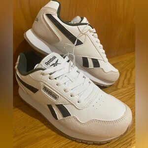 Brand new sneakers! Reebok size 6
